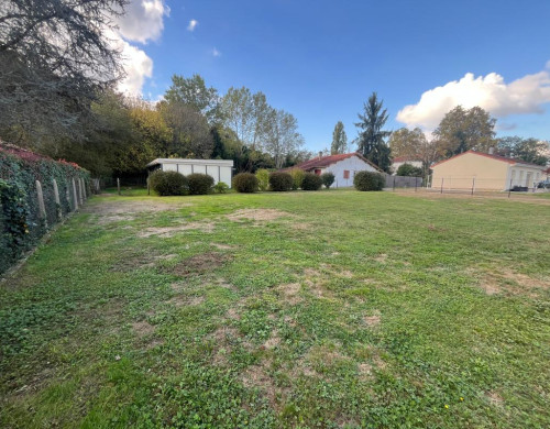 terrain  SAUGNAC ET CAMBRAN