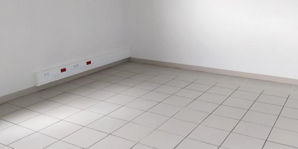 local commercial à ST PIERRE DU MONT (40280)