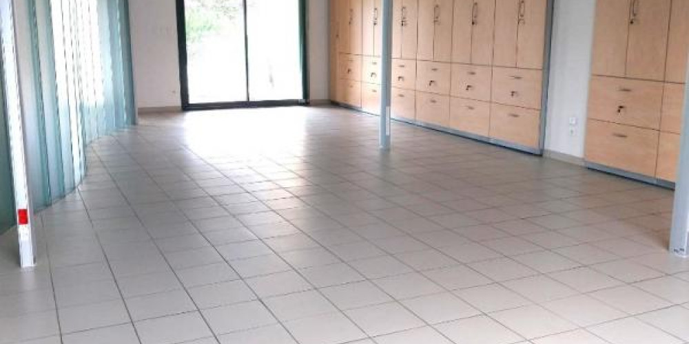 local commercial à ST PIERRE DU MONT (40280)