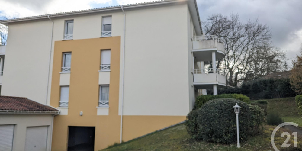 appartement à ST PIERRE DU MONT (40280)